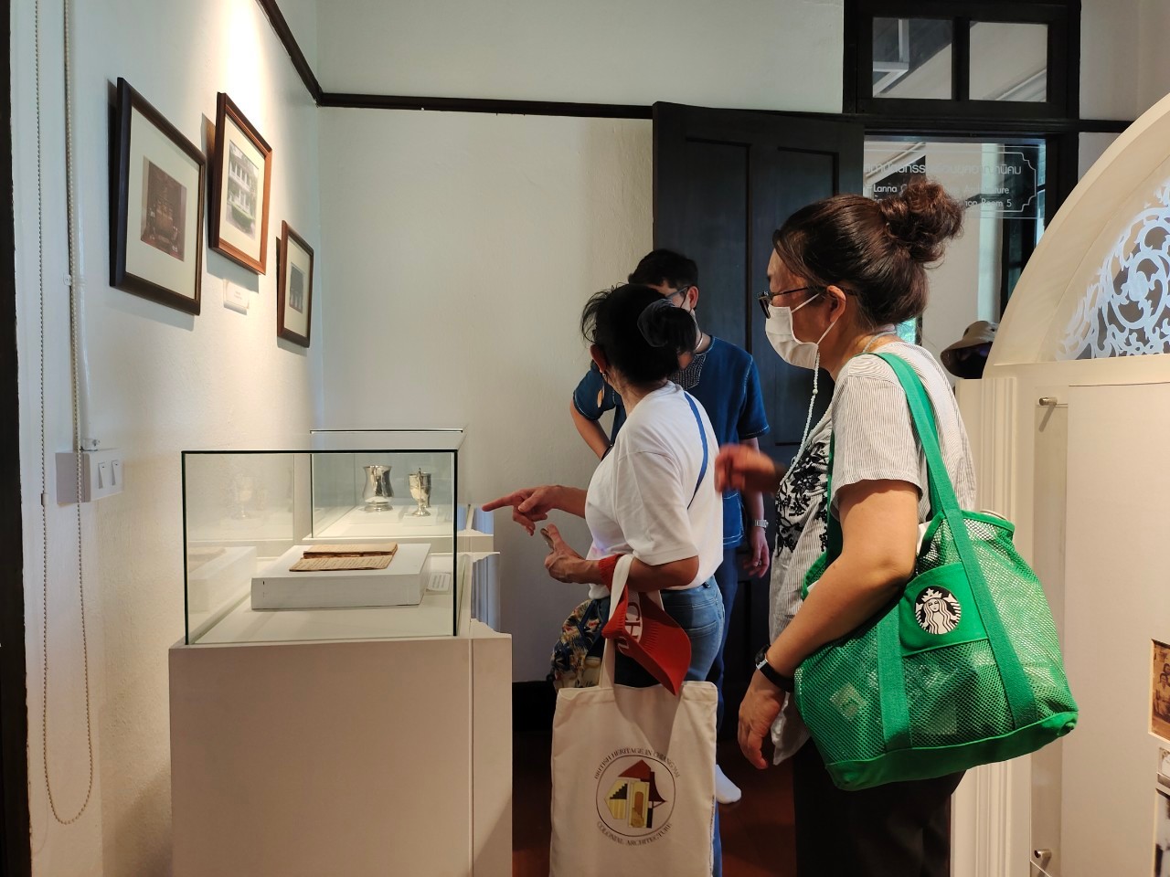 คณะผู้เข้าร่วมกิจกรรมทัวร์“มรดกวัฒนธรรมอังกฤษในเชียงใหม่ : สถาปัตยกรรมอาณานิคม” เข้าเยี่ยมชมเรือนทรงอาณานิคมคิวรีเปอร์