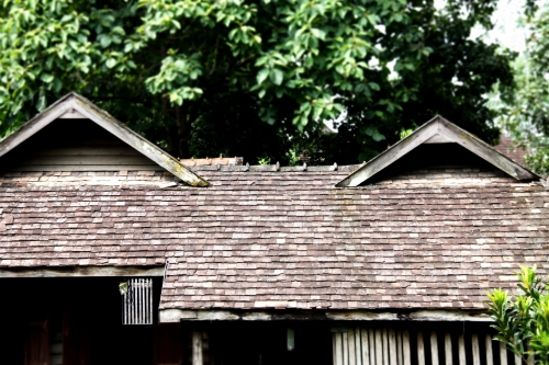 หลังคาดินขอ - Roof made from a fine soil (Din Kor)
