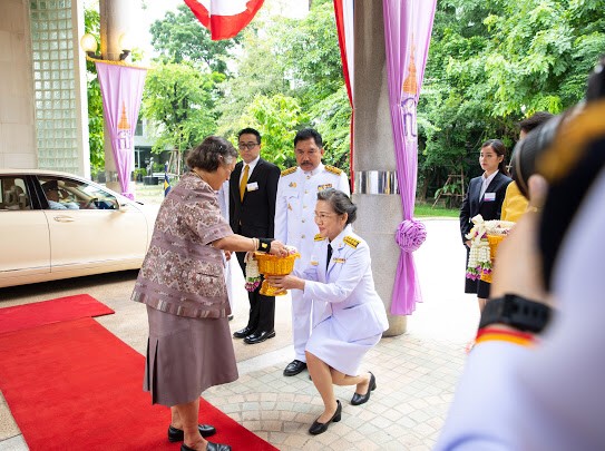 ผู้อำนวยการสำนักส่งเสริมศิลปวัฒนธรรม เฝ้าฯ รับเสด็จสมเด็จพระกนิษฐาธิราชเจ้า กรมสมเด็จพระเทพรัตนราชสุดาฯ สยามบรมราชกุมารี