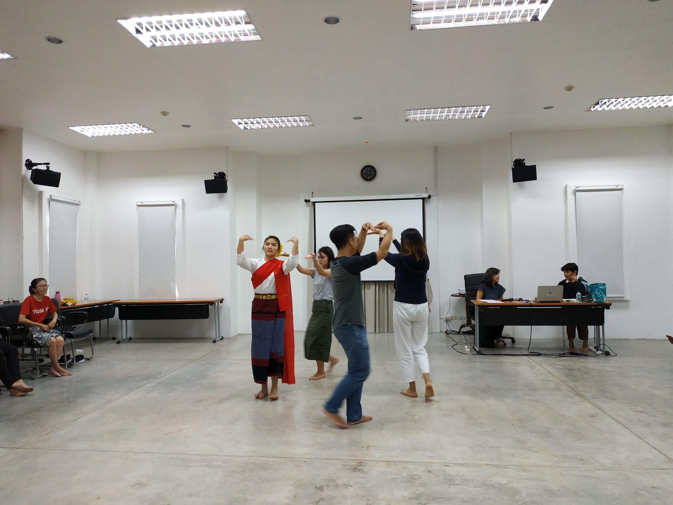 ให้การบรรยายในหัวข้อ Lanna Dance แก่นักศึกษา Nanyang University