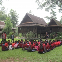 คณะครูและนักเรียนจากโรงเรียนในสังกัดเทศบาลตำบลแม่วาง เยี่ยมชมพิพิธภัณฑ์เรือนโบราณล้านนา มช.