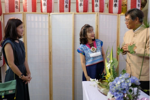 ร่วมเยี่ยมชมบูธสถานกงสุลใหญ่ญี่ปุ่น ณ นครเชียงใหม่ และร่วมกิจกรรม Ikebana Workshop การสาธิตและการอบรมเชิงปฏิบัติการการจัดดอกไม้แบบญี่ปุ่น ในงาน Lanna Expo2020