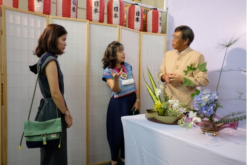 ร่วมเยี่ยมชมบูธสถานกงสุลใหญ่ญี่ปุ่น ณ นครเชียงใหม่ และร่วมกิจกรรม Ikebana Workshop การสาธิตและการอบรมเชิงปฏิบัติการการจัดดอกไม้แบบญี่ปุ่น ในงาน Lanna Expo2020