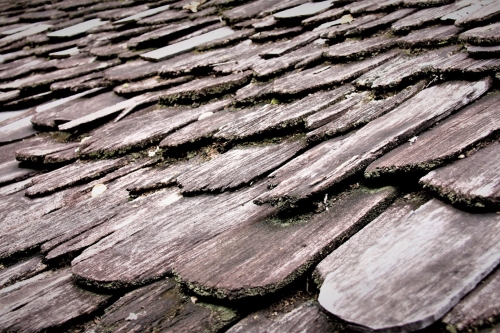 หลังคาแป้นเกล็ด - Roof made from teak wood (Paen Gled)