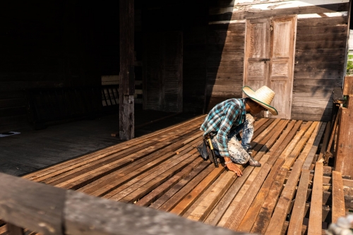 ไม้แป้นชานเรือน - The floor boards (Mai Paen)