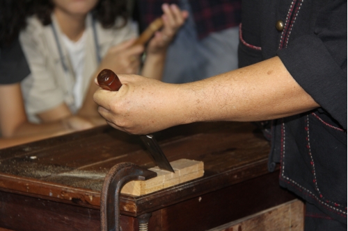 การเข้าปากไม้รูปกากบาท - Joining wooden boards in an X shape