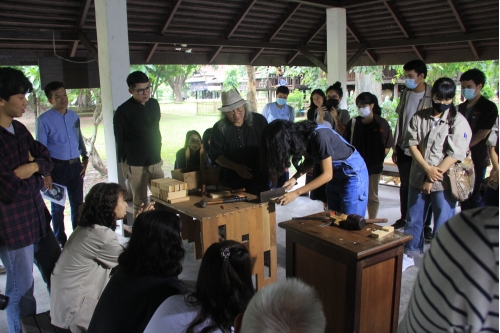 การเข้าปากไม้รูปกากบาท - Joining wooden boards in an X shape