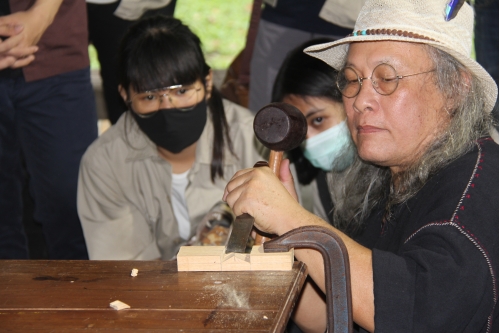 การเข้าปากไม้รูปกากบาท - Joining wooden boards in an X shape