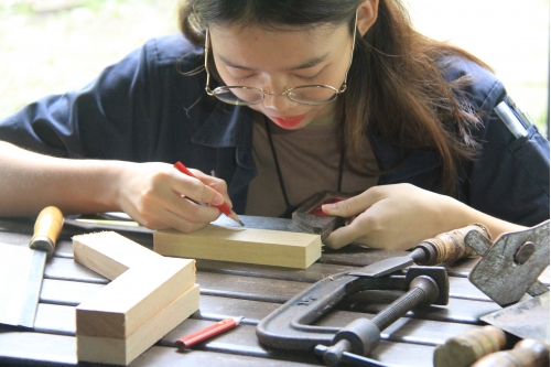 การเข้าปากไม้รูปกากบาท - Joining wooden boards in an X shape