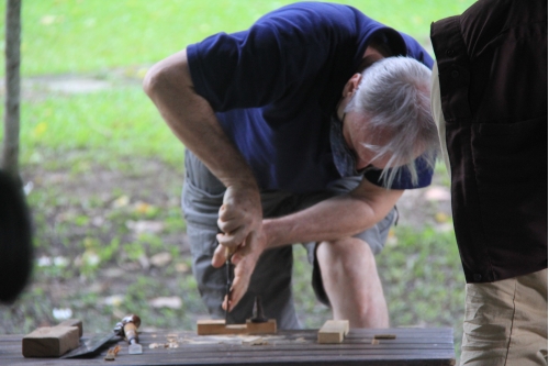 การเข้าปากไม้รูปกากบาท - Joining wooden boards in an X shape