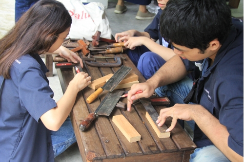 การเข้าปากไม้รูปกากบาท - Joining wooden boards in an X shape