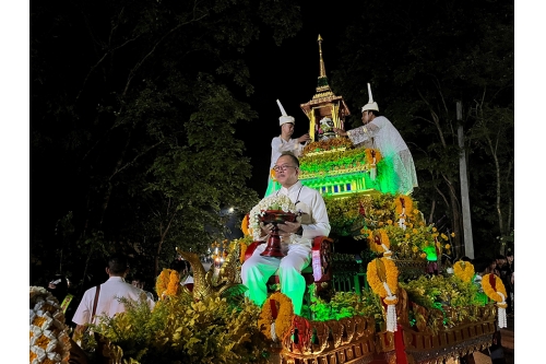 ร่วมขบวนรถบุษบกอันเชิญน้ำสรงและผ้าไตรพระราชทาน ในงานไหว้สาป๋ารมีพระบรมธาตุดอยสุเทพ ถวายน้ำสรงพระราชทาน สืบสานประเพณีเตียวขึ้นดอย วันวิสาขบูชา ประจำปี 2566