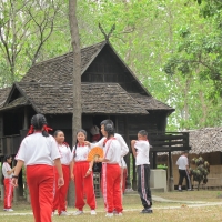 คณะครูและนักเรียนจากโรงเรียนดาราวิทยาลัย เยี่ยมชมพิพิธภัณฑ์เรือนโบราณล้านนา มช.