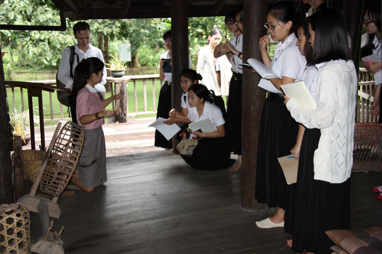 นักศึกษาจากมหาวิทยาลัยยูนนาน คณะภาษาต่างประเทศ เอกภาษาไทย เข้าศึกษาพิพิธภัณฑ์เรือนโบราณล้านนา