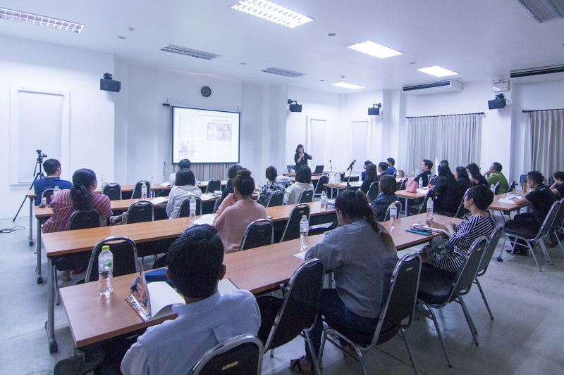 การบรรยาย ในหัวข้อ “Chiang Mai Hobby Hut Puppet Troupe on the World Stage and the Living Museum” โดย ผู้ช่วยศาสตราจารย์วิลาวัณย์ เศวตเศรนี รักษาการแทนผู้อำนวยการสำนักส่งเสริมศิลปวัฒนธรรม มหาวิทยาลัยเชียงใหม่